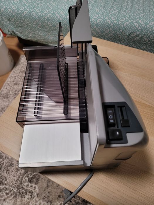 Feliator de pâine și mezeluri.