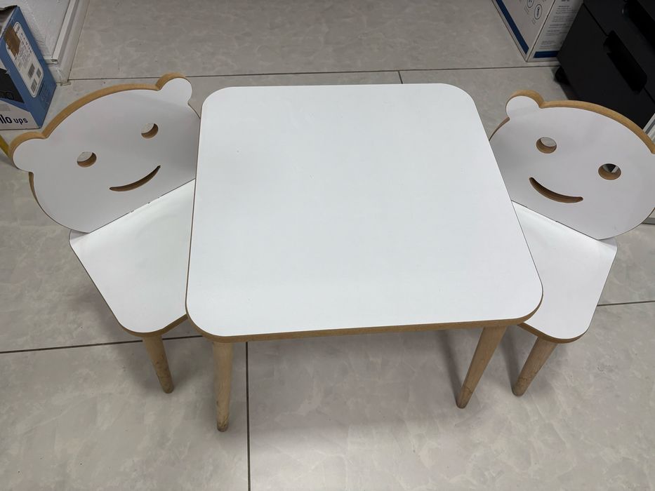 Vand set masa si doua scaune copii