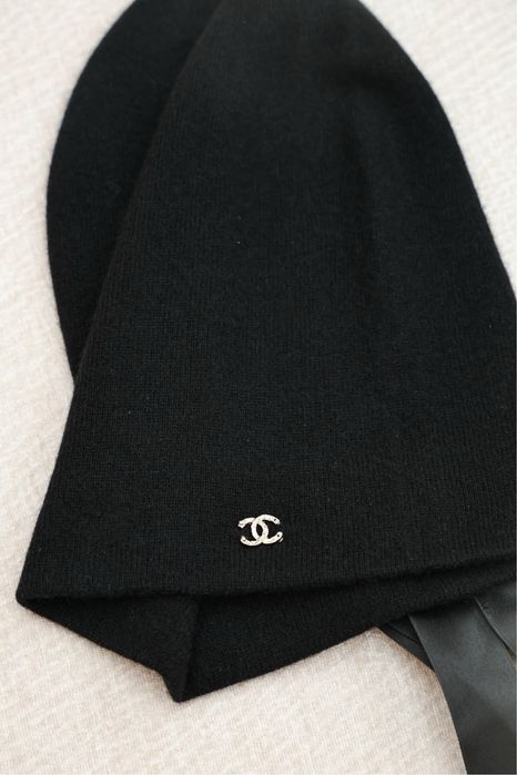 Шапка Chanel с металлическим бантом Double C