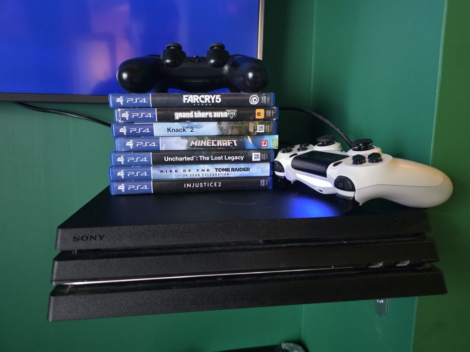 Playstation 4 Pro 2 контролера и 8 игри