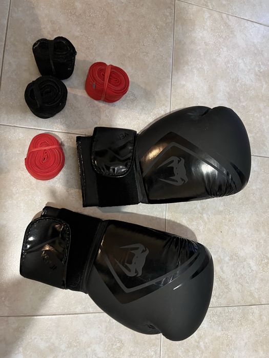 Боксови ръкавици venum с 2 броя бинтове