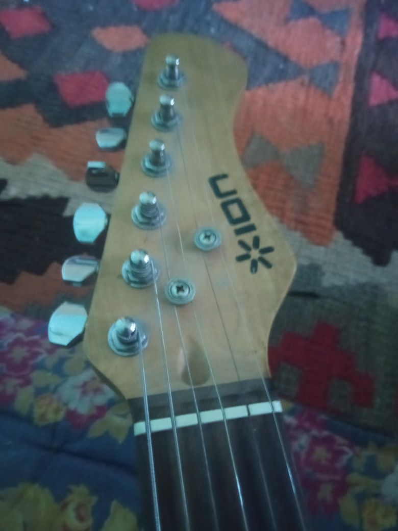 Elektronni gitara  100 $ hamma joyi ishlaydi