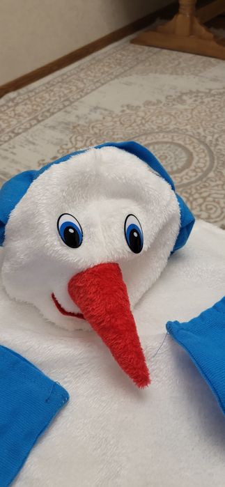 Продам новогодний костюм снеговика, возраст от 5-7,надевали один раз,в