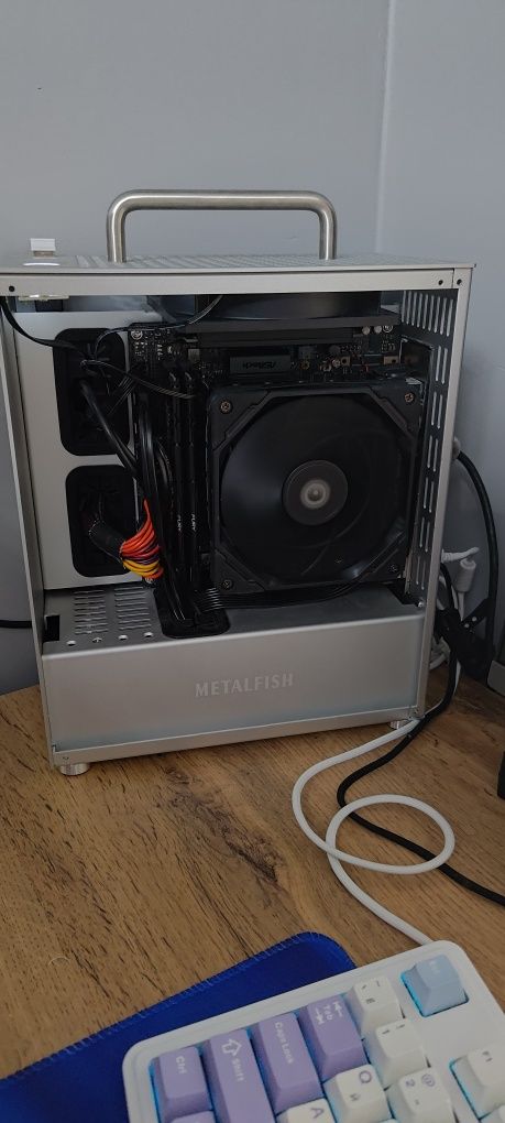 Mini ITX компьютер с монитором и шарниром для монитора