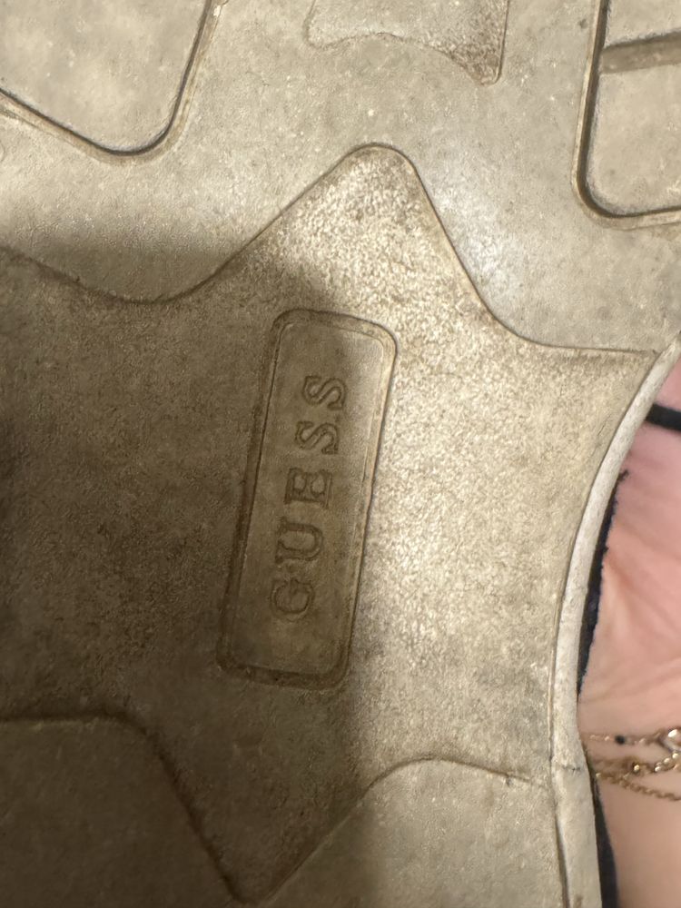 обувки от Guess