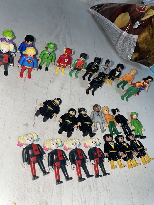 фигурки диси киндер ,те ,что лежат повторки продам люили обменяю