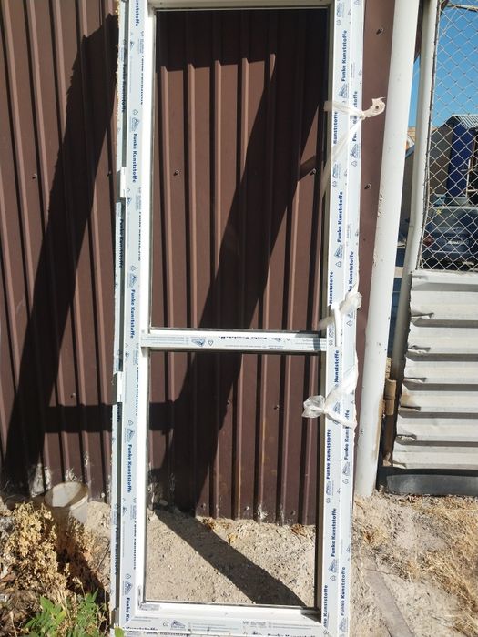 Пластиковая дверь