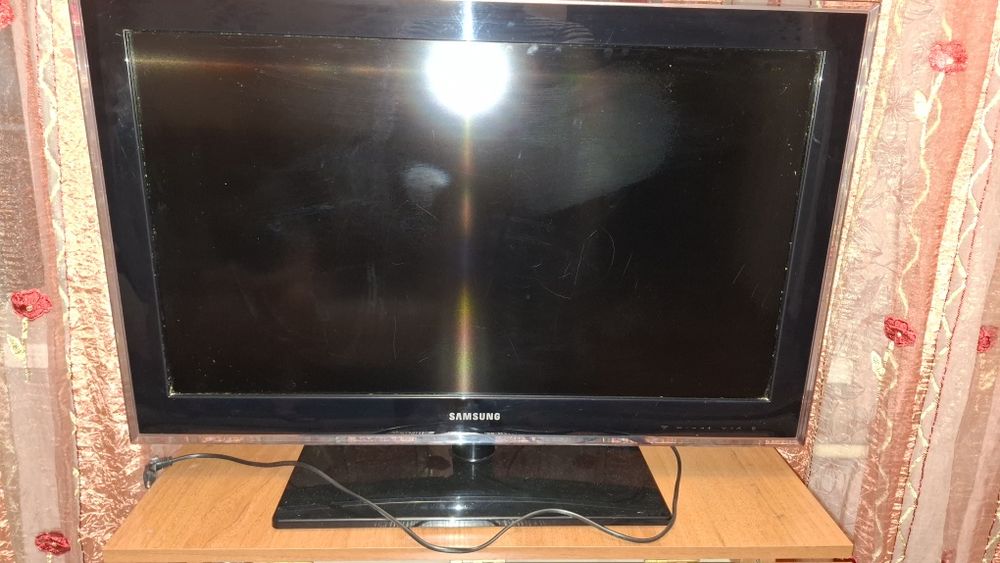Телевизор ЖК фирмы SAMSUNG