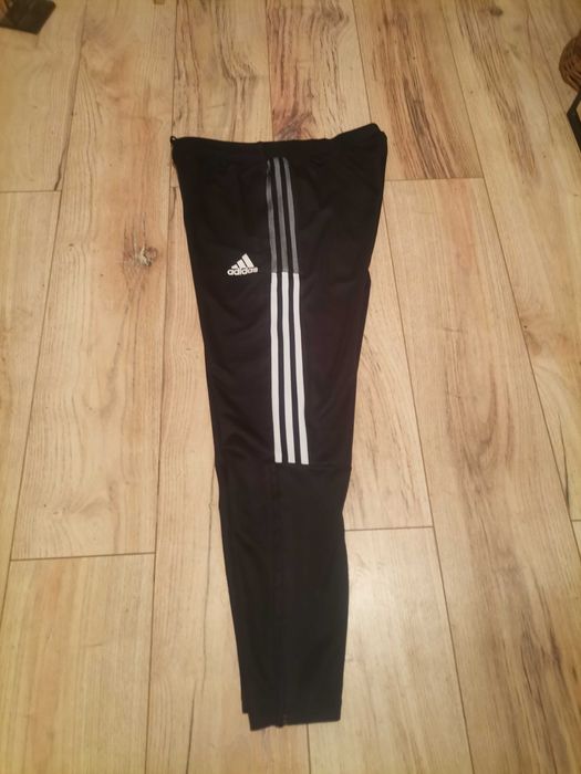 Долнища Adidas нови