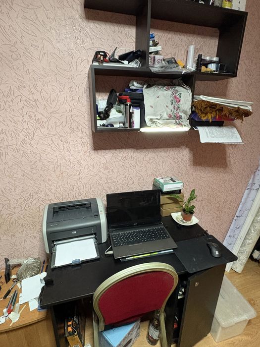 Продам рабочую зону, стол, ноутбук, принтер, книжную полку.