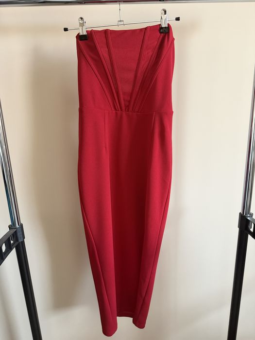 Червена елегантна рокля