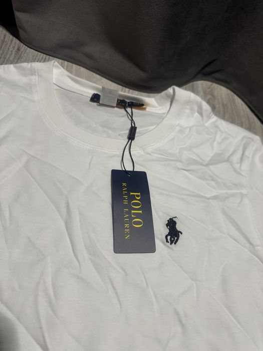 tricou polo alb cu logo negru marimea s