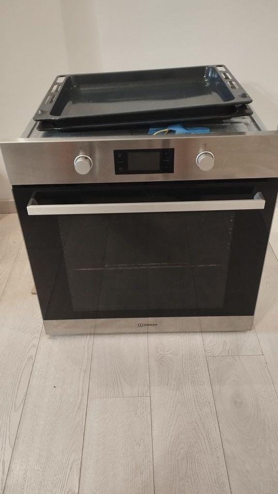 Продавам Фурна за вграждане Indesit IFW 6841 JH/IX , 71 литра , Push б