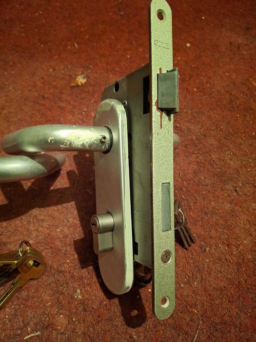 Ială cu broască, clanță și  butuc