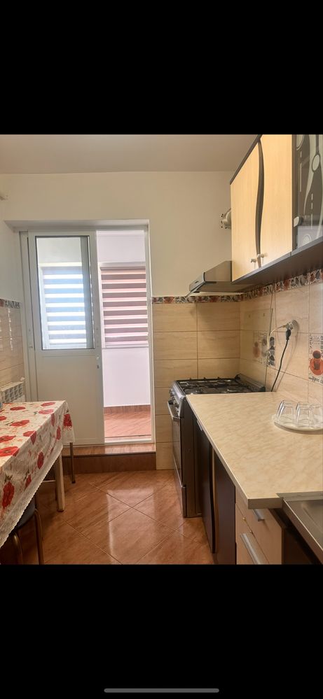 Inchiriez camera in apartament cu 3 camere