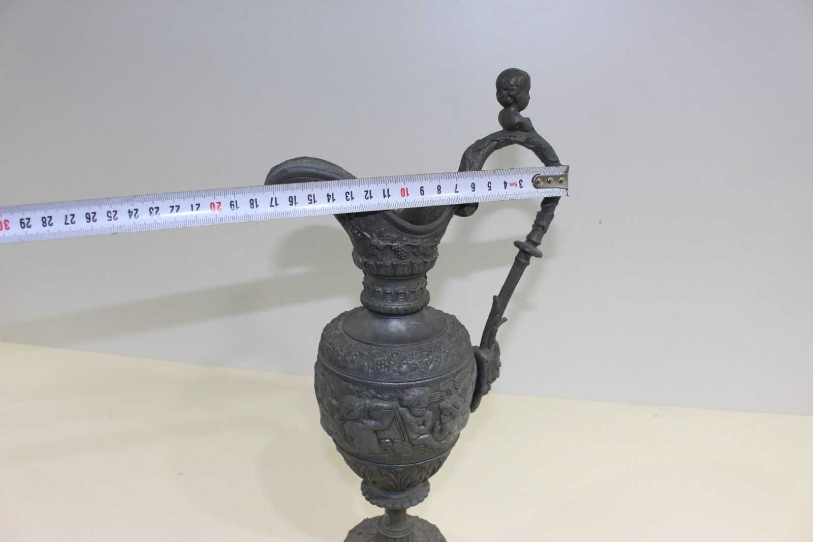 Старинна калаена ваза с богата орнаментиката. За колекционери. Франция