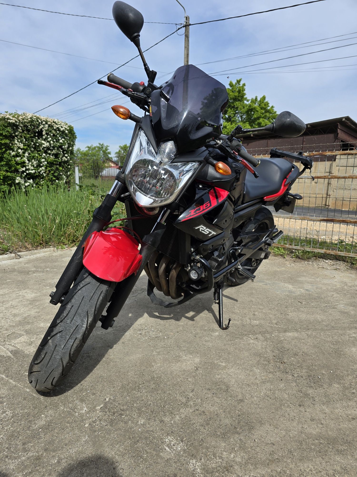 Motocicleta Yamaha XJ6 2011