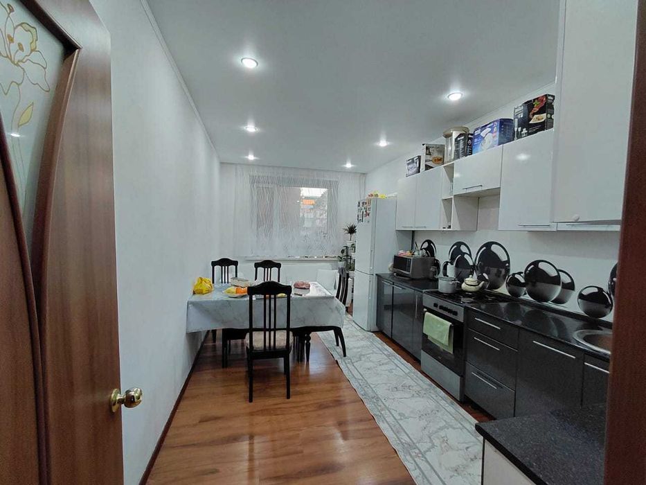 Продам отличную 2 ух ком.кв.на Арыстанбекова 73,3 кв.м. кухня 16,6кв.м