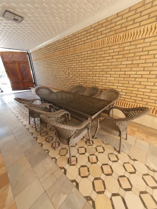 To'qilgan stol stullar