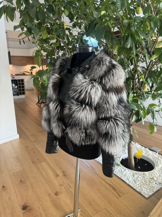 Vand haina din blana de vulpe naturala la 1300 lei