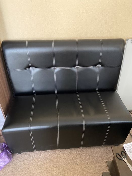 Продается диван маленький, подойдет для офиса, а так же для дома.