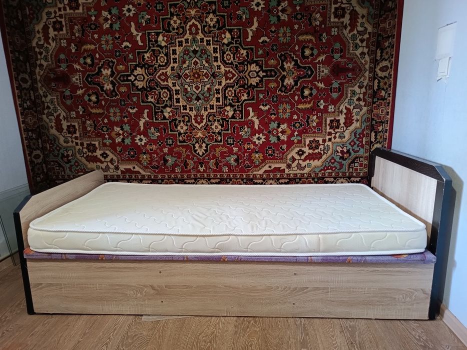 Кровать с матрасом отдам даром