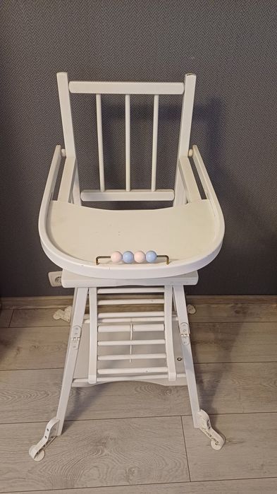 Scaun copii alb din lemn.