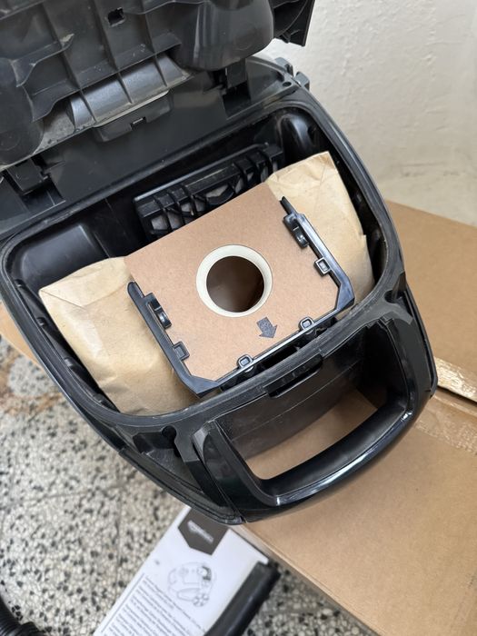 Прахосмукачка с Торба AmazonBasics B07D43B982 700W, с HEPA Филтър!