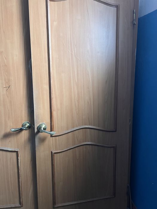 Межкомнатные дверей 3 шт 2м на 80 см и  2 шт на 60 см