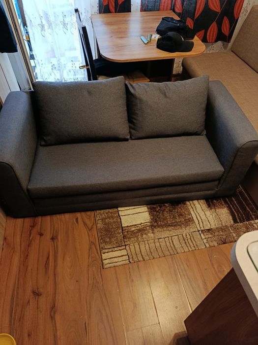 Продавам малко разтегателно диванче