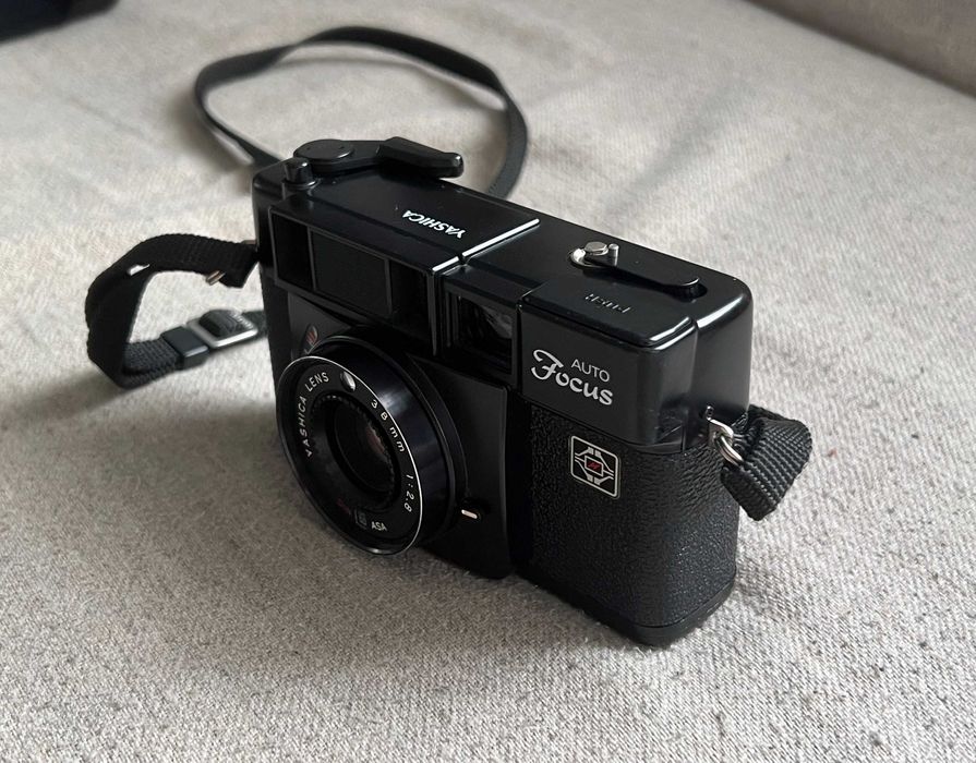 Aparat foto pe film Yashica Auto Focus 35mm+ husă originală funcțional