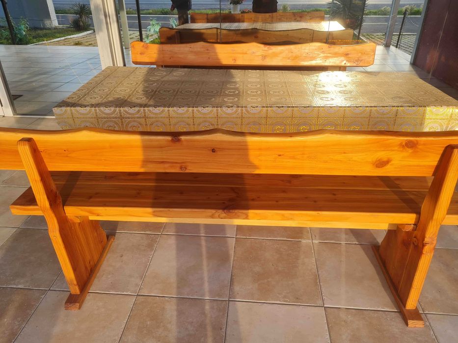 Дървена Маса с варниш 2м дължина на 80см широчина с две пейки