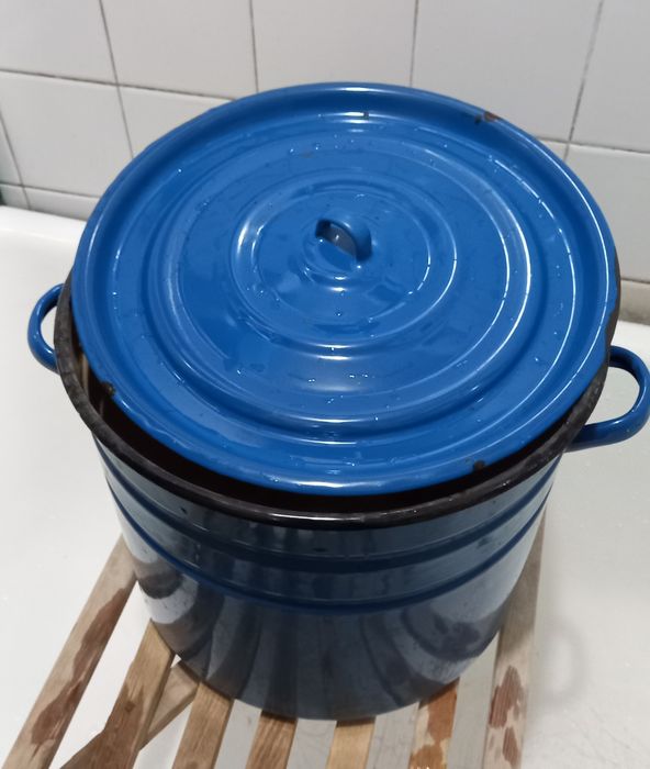 Большая эмалированная кастрюля на 20 литров