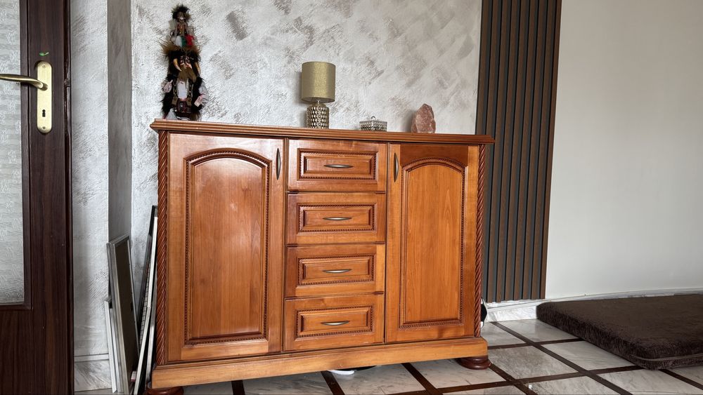 Продавам комод и витрина