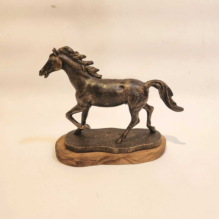 Чугунена статуетка „Галопиращ кон“