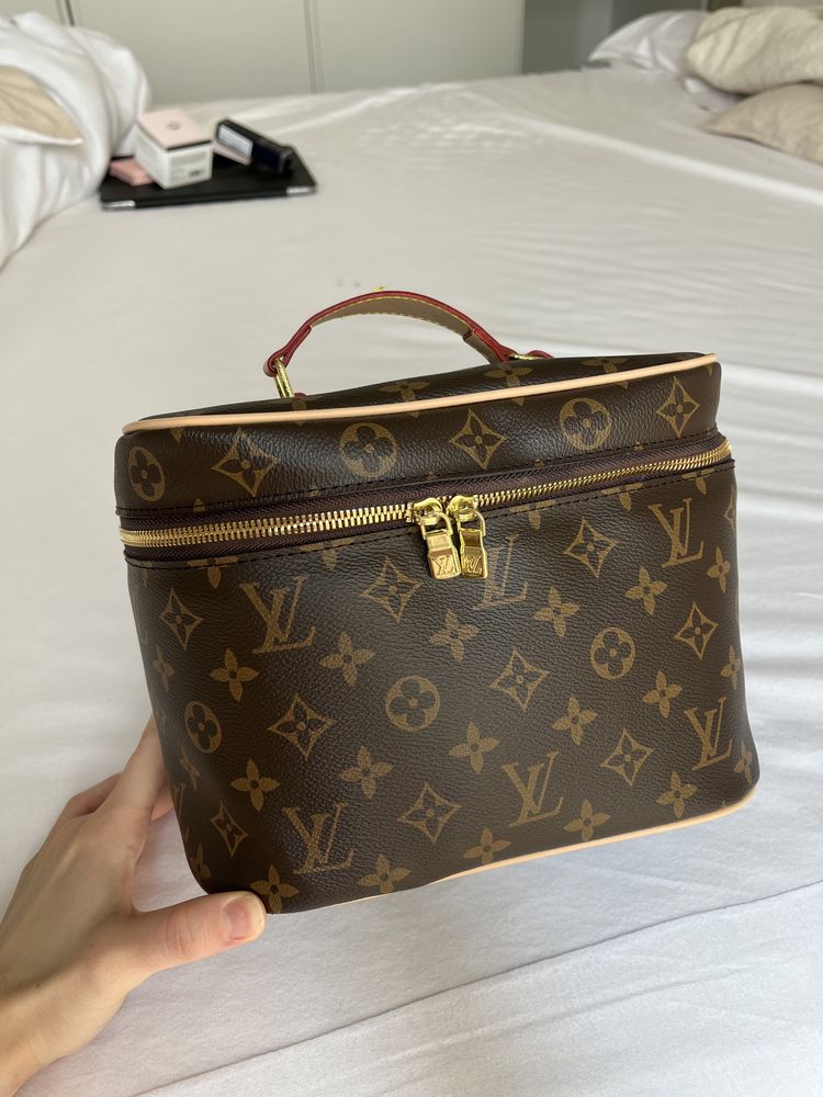 LV make up bag за грим