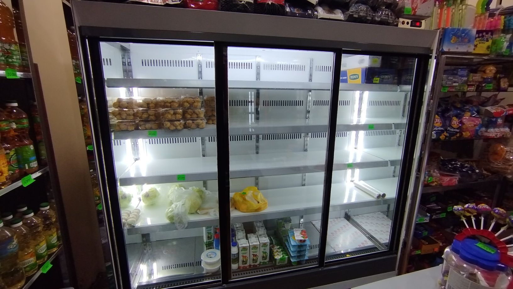 Xaladelnik vitrina sotiladi holati yangidek matorlari isjlaydii