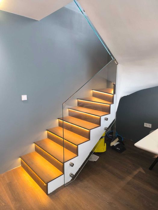 Произвеждам алуминиеви и стъклени парапети