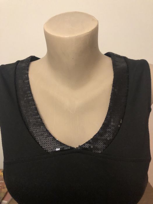 Стилна черна рокля или сива рокля