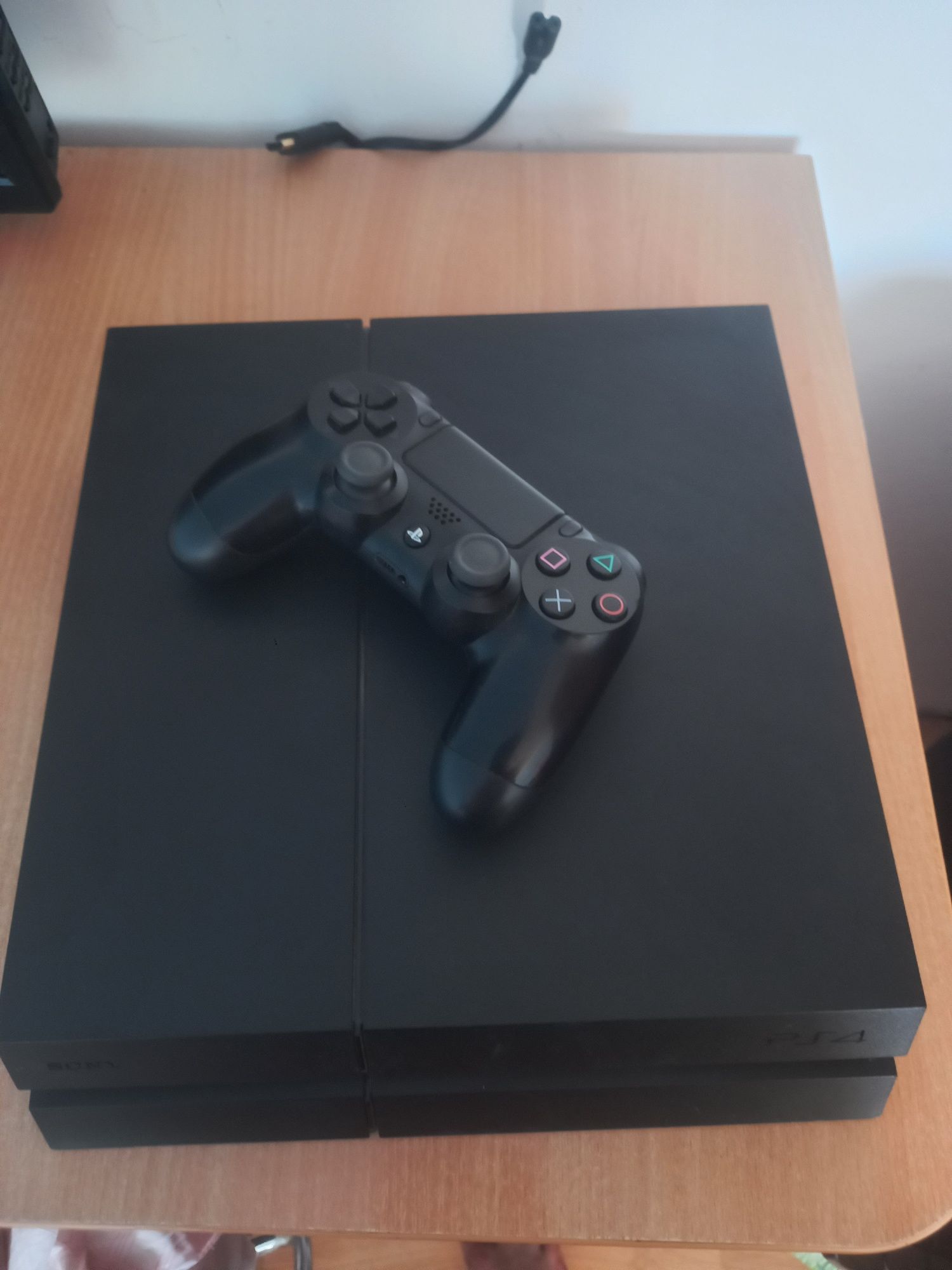 Vând ps 4 nu trimit în tara