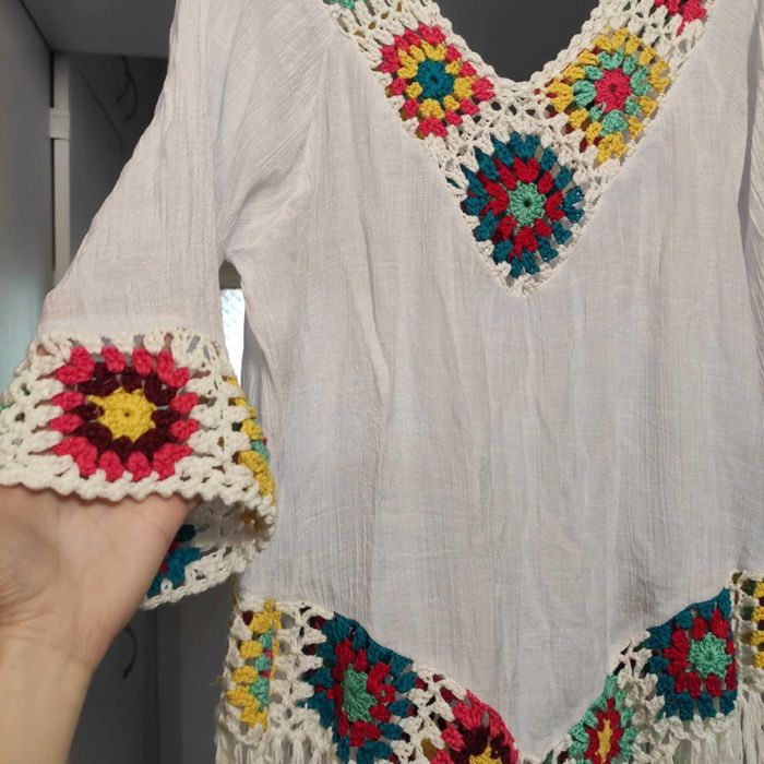 Ефирна плажна рокля с ръчно плетени елементи