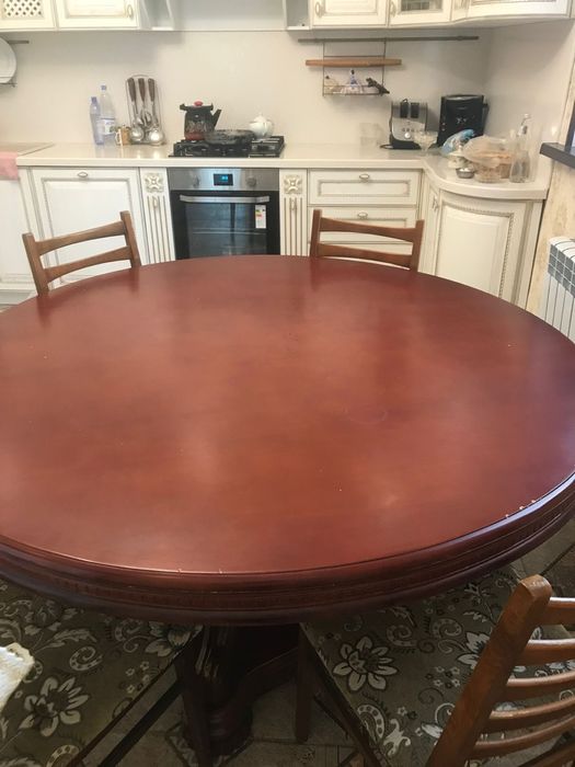 Кухонный стол на 10 персон.