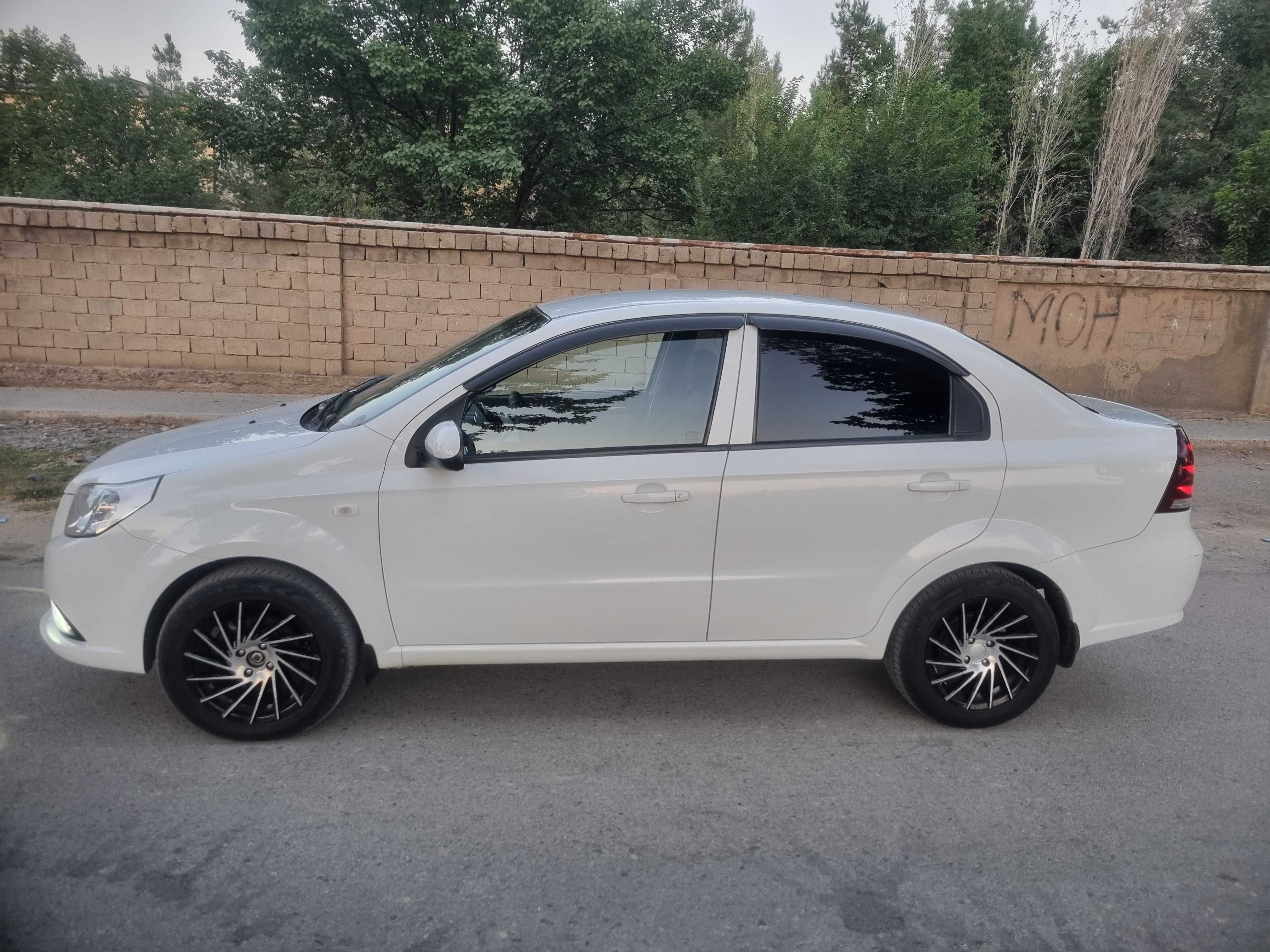 Ravon Nexia 3 идеальное состояние срочно продаю