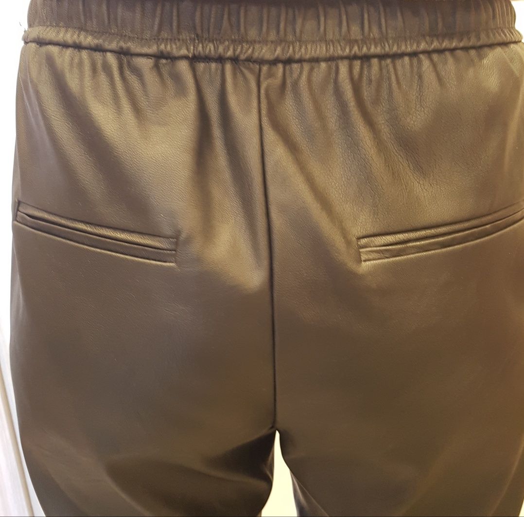 Pantaloni piele Pull&Bear , măr M