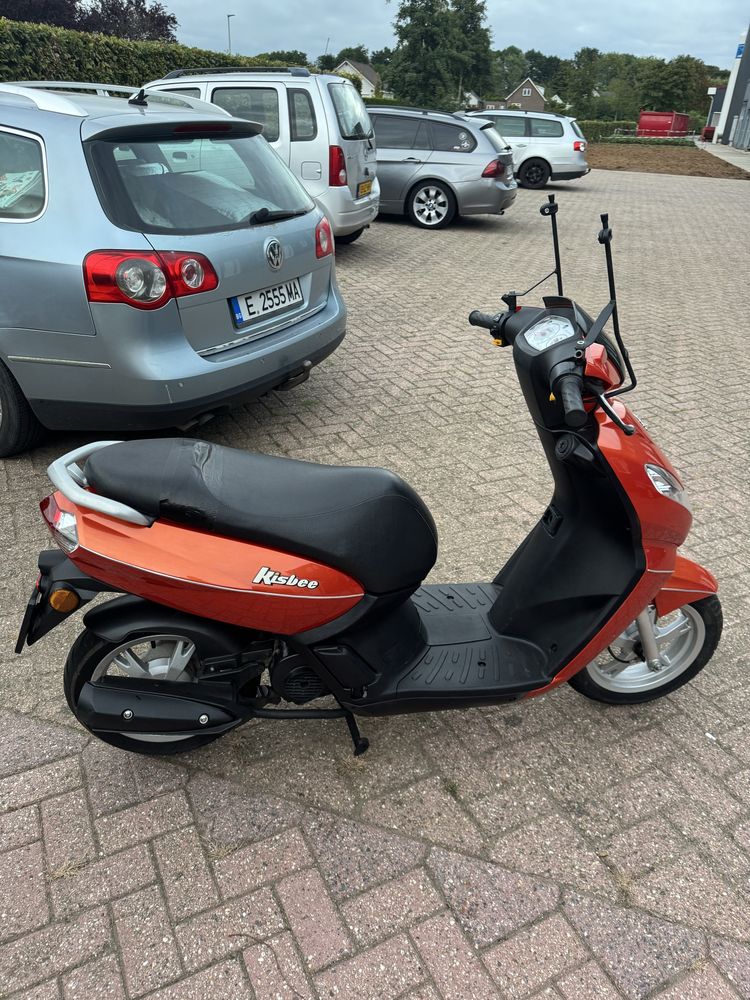 Скутер Peugeot Kisbee