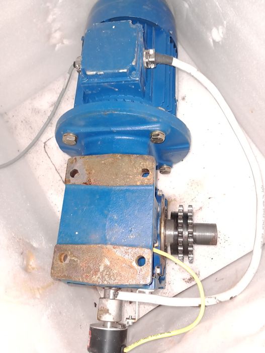 Vând motor pentru deschis porti