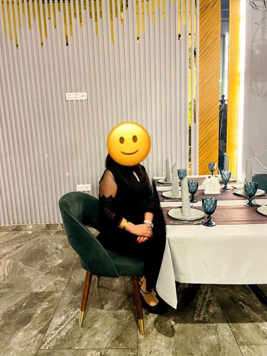 Женская одежда.  Чёрный пиджак, черные и зелёные платье