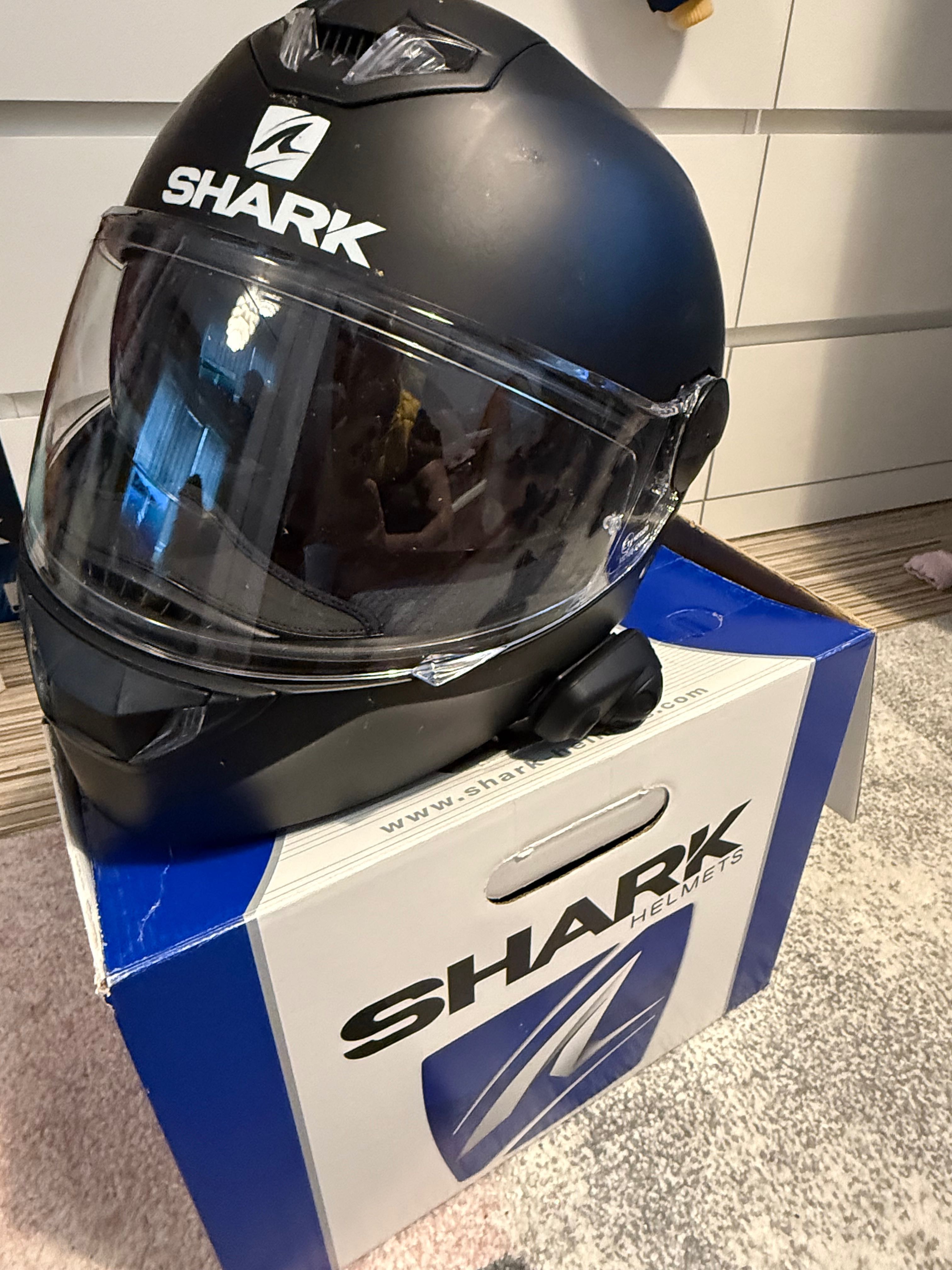 Продавам x3 мото якета, x1 мото панталон, каска shark с телекомуникато