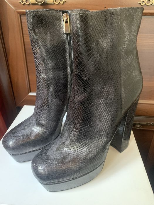 Продам новые итальянские ботинки на каблуке