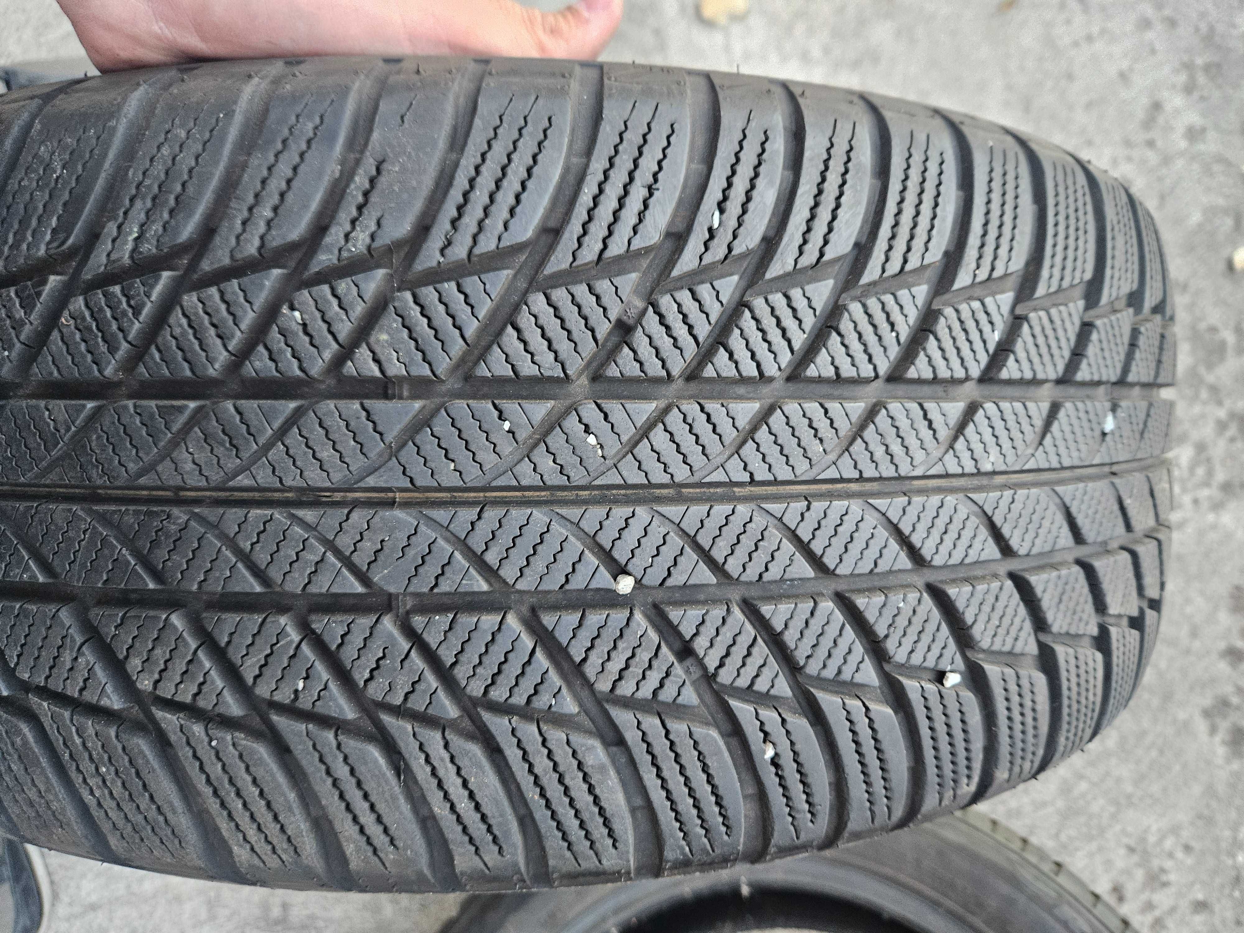 Зимни гуми Bridgestone 225/50 R18 в добро състояние.